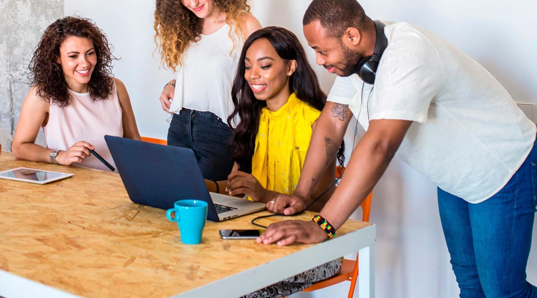 Estudiante participando en seminario en línea desde ubicación remota
