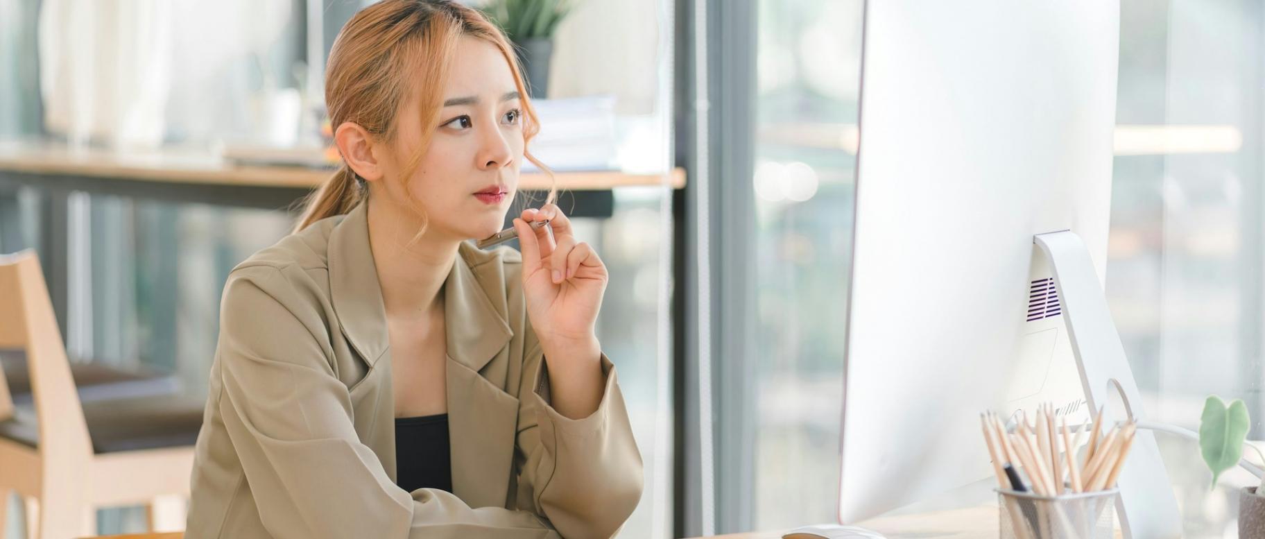 Participante trabajando en análisis financiero durante sesión práctica